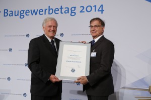Prof. Scherer (rechts) erhielt die Konrad-Zuse-Medaille beim Baugewerbetag