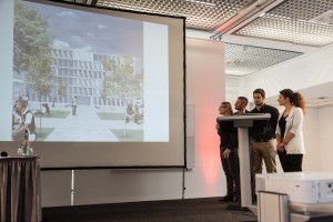 Die vier Deligierten des Siegerteams präsentieren ihre Entwürfe. (Foto: Ulrich van Stipriaan)