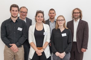 Sieger des 7. Architekturpreiswettbewerbs: Tom Diederich, Prof. , Elisa Mura, XXX, Daniela Repplinger, Martin Kleppe – und acht weitere Studentinnen und Studenten aus Trier, die nicht nach Dresden gekommen waren. (Foto: Ulrich van Stipriaan)