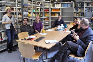 Workshop mit Prof. David Muir Wood (am Tisch hinten links) am Institut für Geotechnik. [Foto: Silvio Gesellmann]