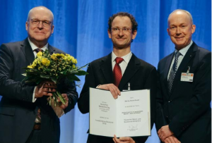 Der Gewinner des „Innovationspreis Bautechni k 2019“, Dipl.-Ing. Michael Frenzel, mit DBV- Vorsitzendem Dr. Jacob (rechts) und Vorsitzendem des Preisgerichts Professor Curbach (links) bei der Preisverleihung am 8. März 2019 in Stuttgart 