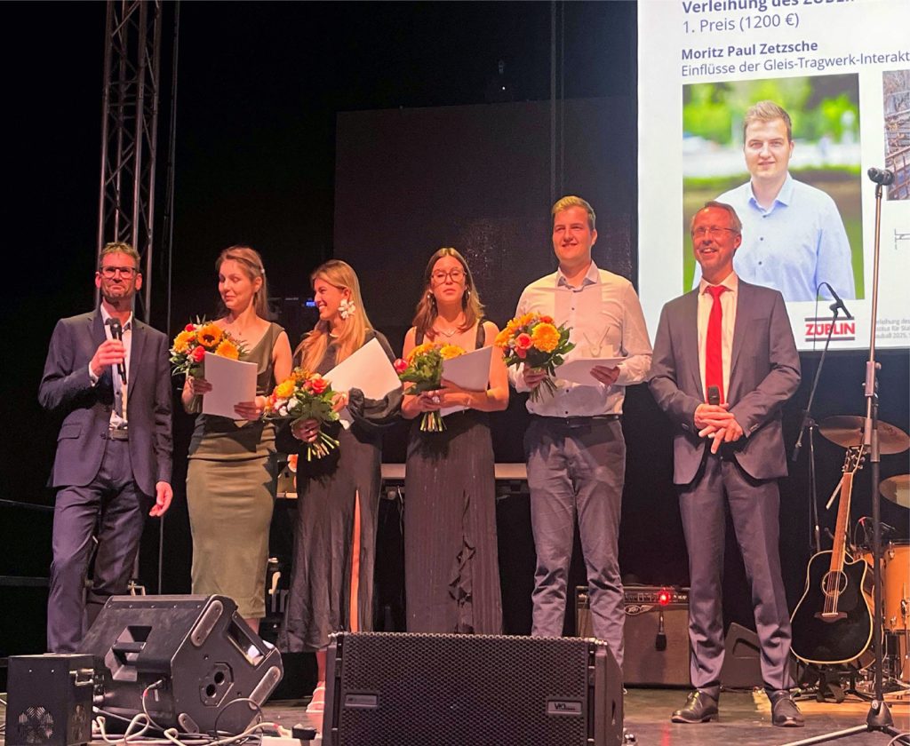 Gruppenbild der Preisträger auf der Bauball-Bühne im Eventwerk Dresden