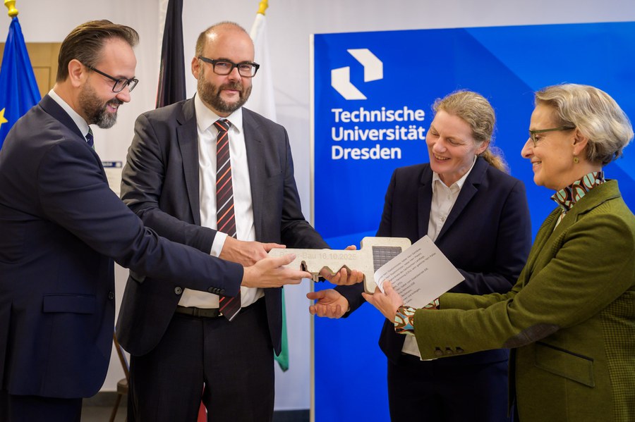 V.l.n.r.: Wissenschaftsminister Sebastian Gemkow, Finanzminister Christian Piwarz, Prof. Dr.-Ing. Birgit Beckmann, Dekanin der TUD-Fakultät Bauingenieurwesen, und TUD-Rektorin Prof.in Ursula Staudinger bei der symbolischen Schlüsselübergabe. © TUD / André Wirsig